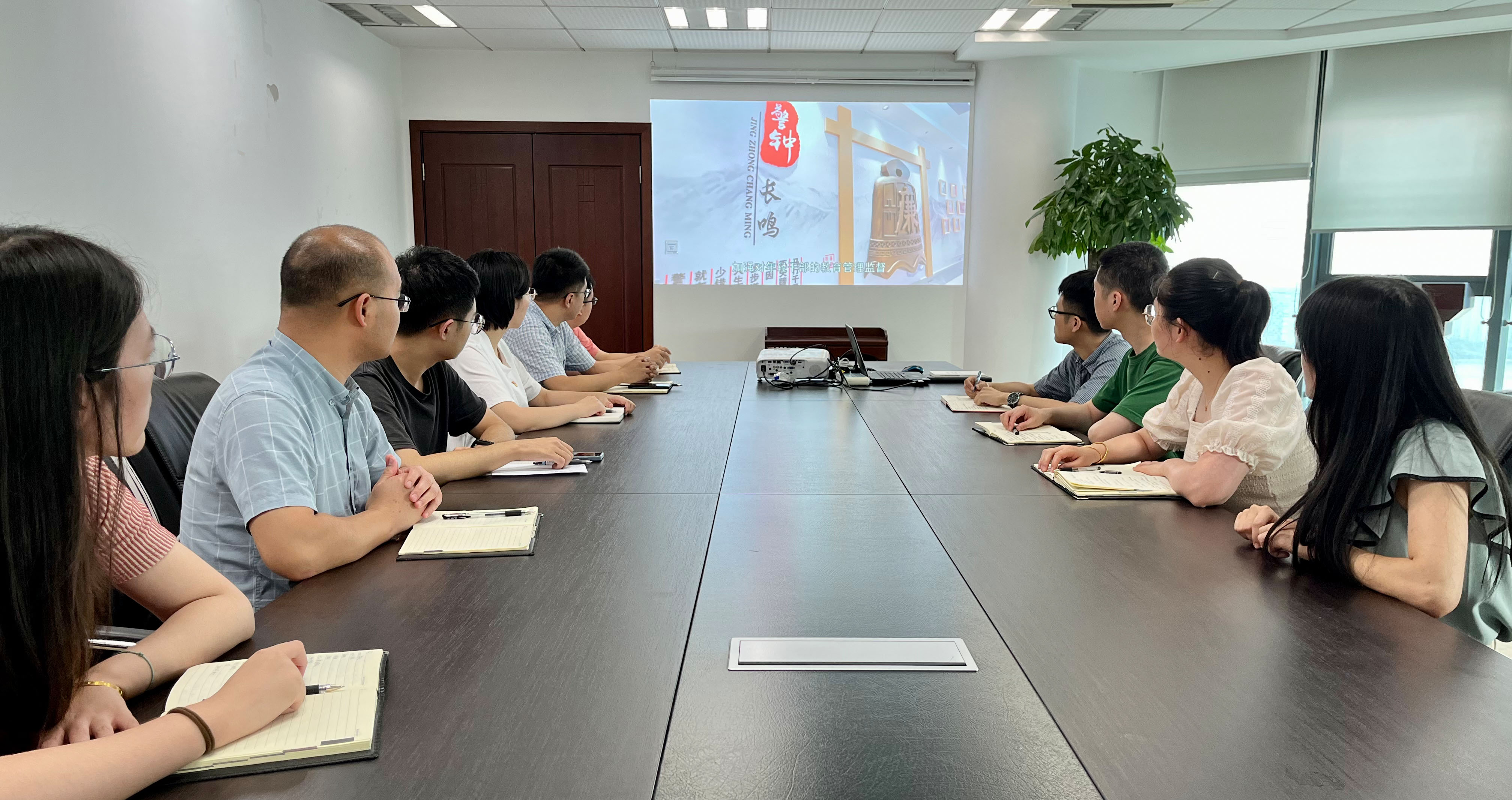 中茶拍支部组织集中观看年轻干部警示教育片